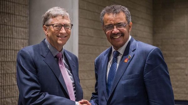 Microsoft founder and Gates Foundation director Bill Gates meeting with WHO chief Dr. Tedros Adhanom Ghebreyesus in 2017 - Sputnik International