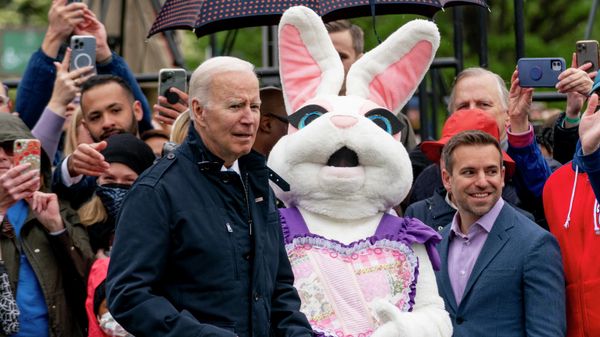 President Joe Biden appears with first lady Jill Biden and the Easter Bunny on the Blue Room balcony at the White House, Monday, April 18, 2022. - Sputnik International