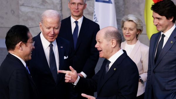 Japan's Prime Minister Fumio Kishida, left,  U.S. President Joe Biden, second left and Germany's Chancellor Olaf Scholz, foreground right, speak with NATO Secretary General Jens Stoltenberg, background left European Commission President Ursula von der Leyen, background second right and Canada's Prime Minister Justin Trudeau, right, prior to posing for a G7 leaders' group photo, during a NATO summit in Brussels, Belgium - Sputnik International