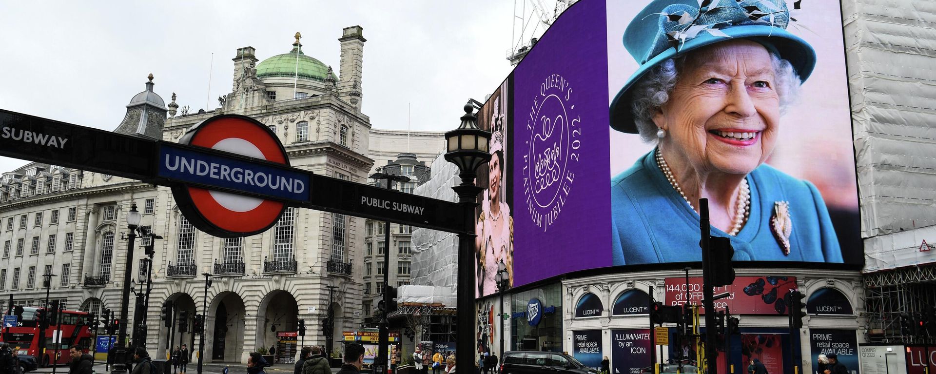 Images of Britain's Queen Elizabeth II are displayed on the big digital screens at Piccadilly Circus in central London on February 6, 2022, to mark the start of Her Majesty's Platinum Jubilee Year - Sputnik International, 1920, 16.05.2022