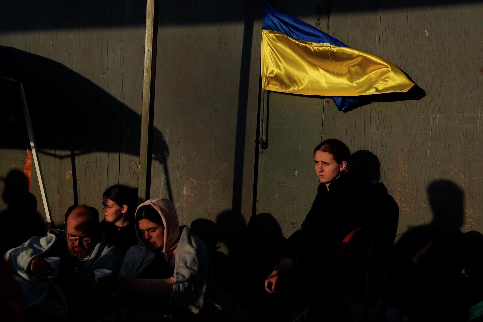 Ukrainian refugees wait near the U.S. border Monday, April 4, 2022, in Tijuana, Mexico. About 200 to 300 Ukrainians were being admitted daily at the San Ysidro crossing this week, with hundreds more arriving in Tijuana, according to volunteers who manage the waiting list. There were 973 families or single adults waiting on Tuesday. - Sputnik International, 1920, 20.04.2022