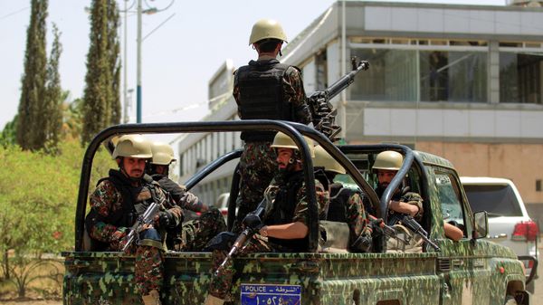 Security forces escort the motorcade of UN special envoy for Yemen after his arrival at Sanaa International Airport in the Yemeni capital, on April 11, 2022.  - Sputnik International