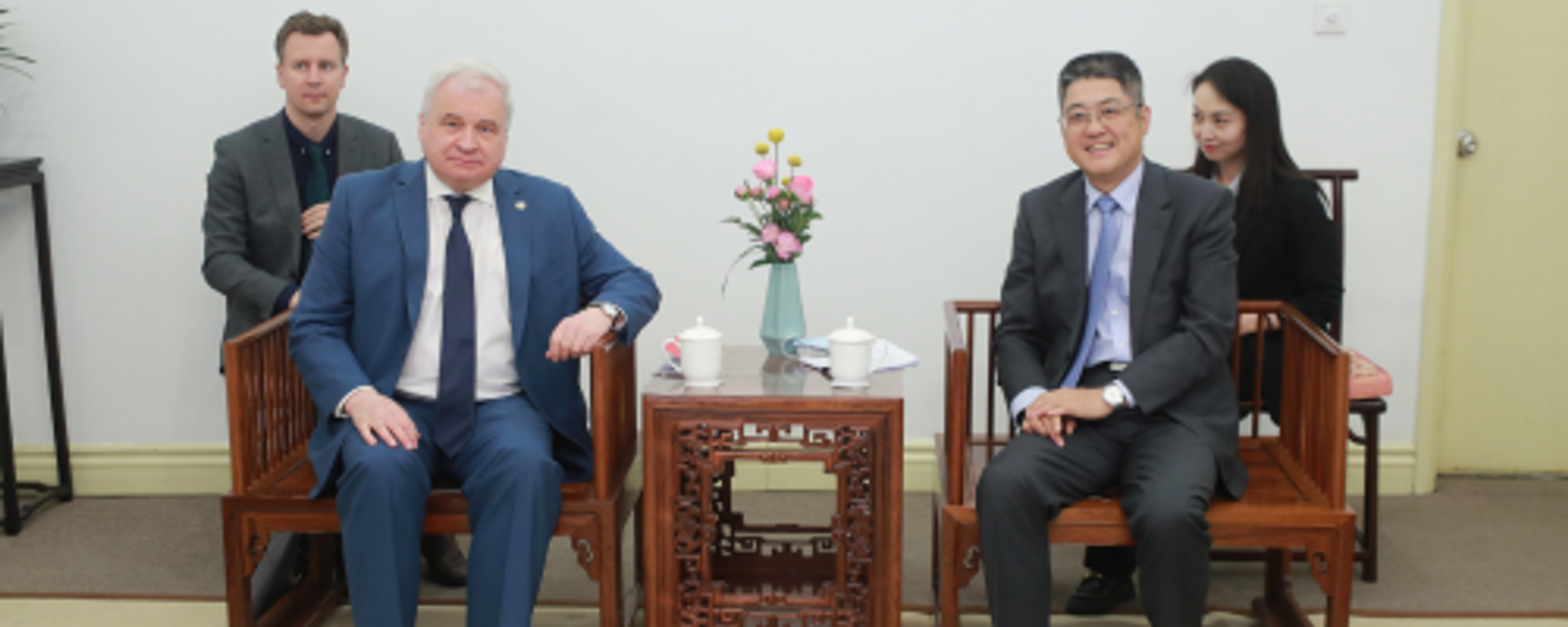China's deputy foreign minister Le Yucheng meets Russian ambassador Andrey Denisov - Sputnik International, 1920, 20.04.2022