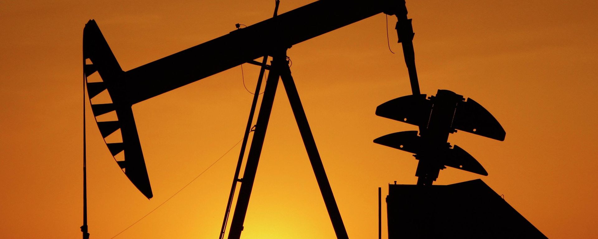 A pump jack is silhouetted against the setting sun in Oklahoma City on March 22, 2012. A pump jack is silhouetted against the setting sun in Oklahoma City on March 22, 2012. - Sputnik International, 1920, 12.06.2022