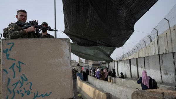 Israeli Border Police officers secure a checkpoint used by Palestinians to cross from the West Bank into Jerusalem, for the first Friday prayers in the Muslim holy month of Ramadan at the Al Aqsa mosque compound, at the Qalandia Israeli army checkpoint, west of Ramallah, April 8, 2022. - Sputnik International