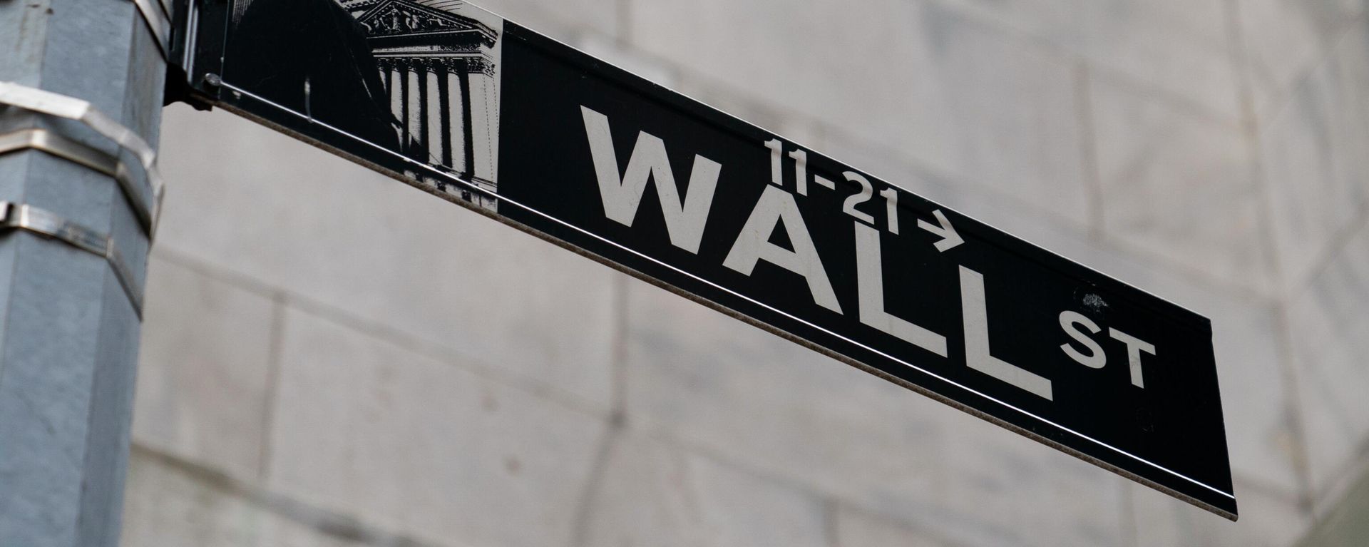 A Wall Street sign is shown in the Financial District, Wednesday, Oct. 13, 2021, in the Manhattan borough of New York. A Wall Street sign is shown in the Financial District, Wednesday, Oct. 13, 2021, in the Manhattan borough of New York. - Sputnik International, 1920, 15.12.2022