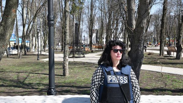 Dutch independent journalist Sonja van den Ende in Volnovakha Dutch independent journalist Sonja van den Ende in Volnovakha - Sputnik International