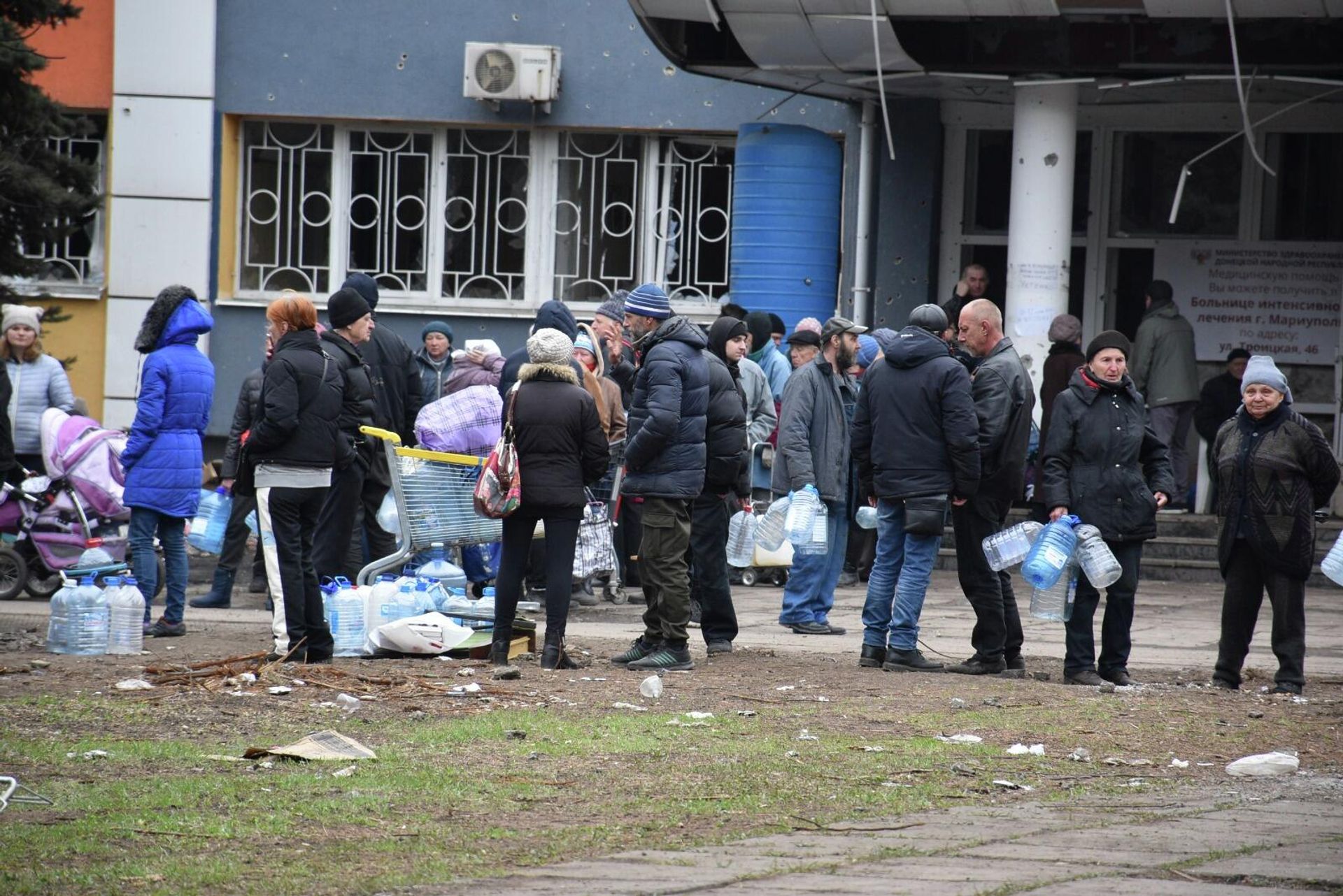Distribution of humanitarian aid, water in Mariupol - Sputnik International, 1920, 11.05.2022