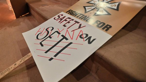 A sign that reads FIGHTING FOR SAFETY ON SET is displayed during a vigil held to honor cinematographer Halyna Hutchins at Albuquerque Civic Plaza on October 23, 2021 in Albuquerque, New Mexico - Sputnik International