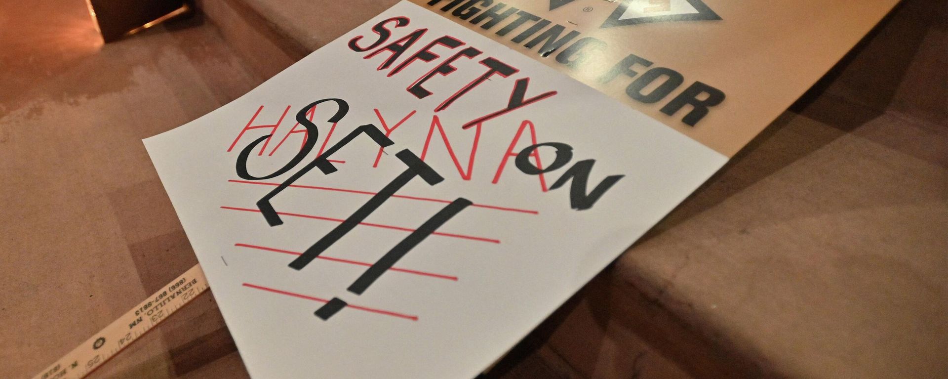 A sign that reads FIGHTING FOR SAFETY ON SET is displayed during a vigil held to honor cinematographer Halyna Hutchins at Albuquerque Civic Plaza on October 23, 2021 in Albuquerque, New Mexico - Sputnik International, 1920, 20.04.2022