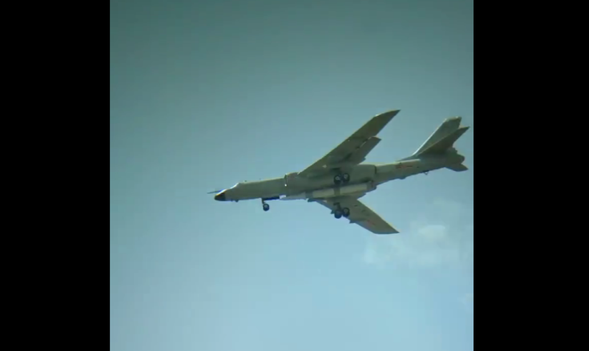 A Chinese Xi'an H6-N bomber carrying a ballistic missile believed to have hypersonic capability A Chinese Xi'an H6-N bomber carrying a ballistic missile believed to have hypersonic capability - Sputnik International, 1920, 18.10.2022