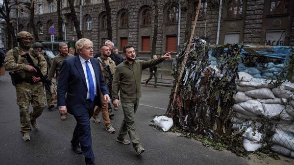 This image made available by the Ukraine Presidential Press Office shows Ukrainian President Volodymyr Zelensky, center, and British Prime Minister Boris Johnson, center left, as they tour downtown Kiev, Ukraine, on Saturday, April 9, 2022. - Sputnik International