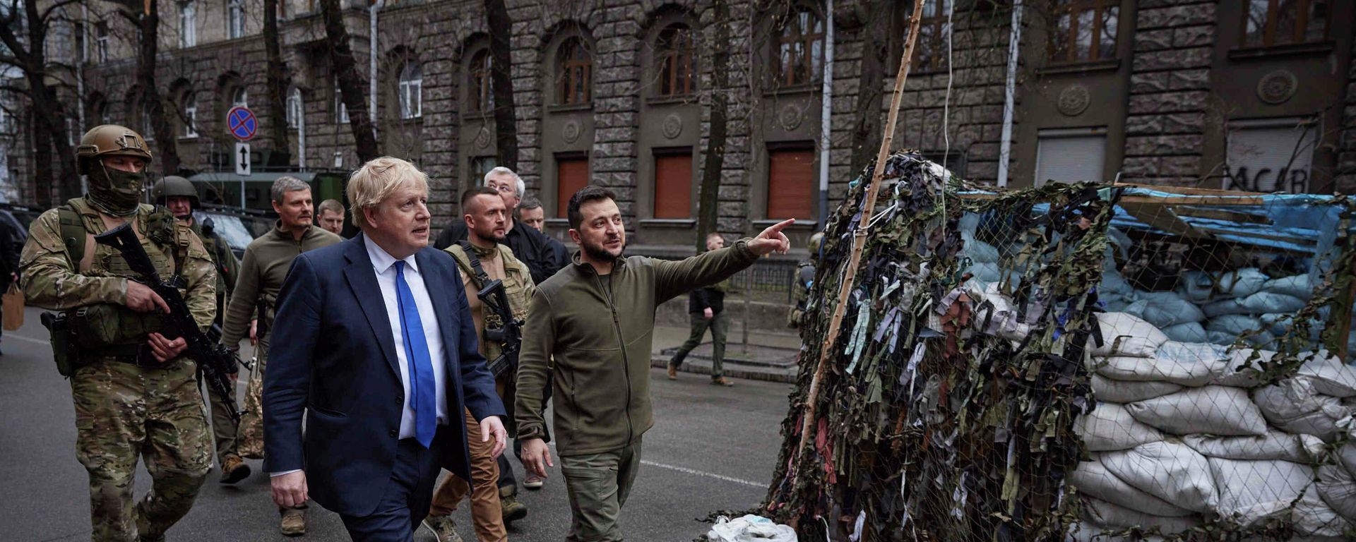 This image made available by the Ukraine Presidential Press Office shows Ukrainian President Volodymyr Zelensky, center, and British Prime Minister Boris Johnson, center left, as they tour downtown Kiev, Ukraine, on Saturday, April 9, 2022. - Sputnik International, 1920, 26.04.2022