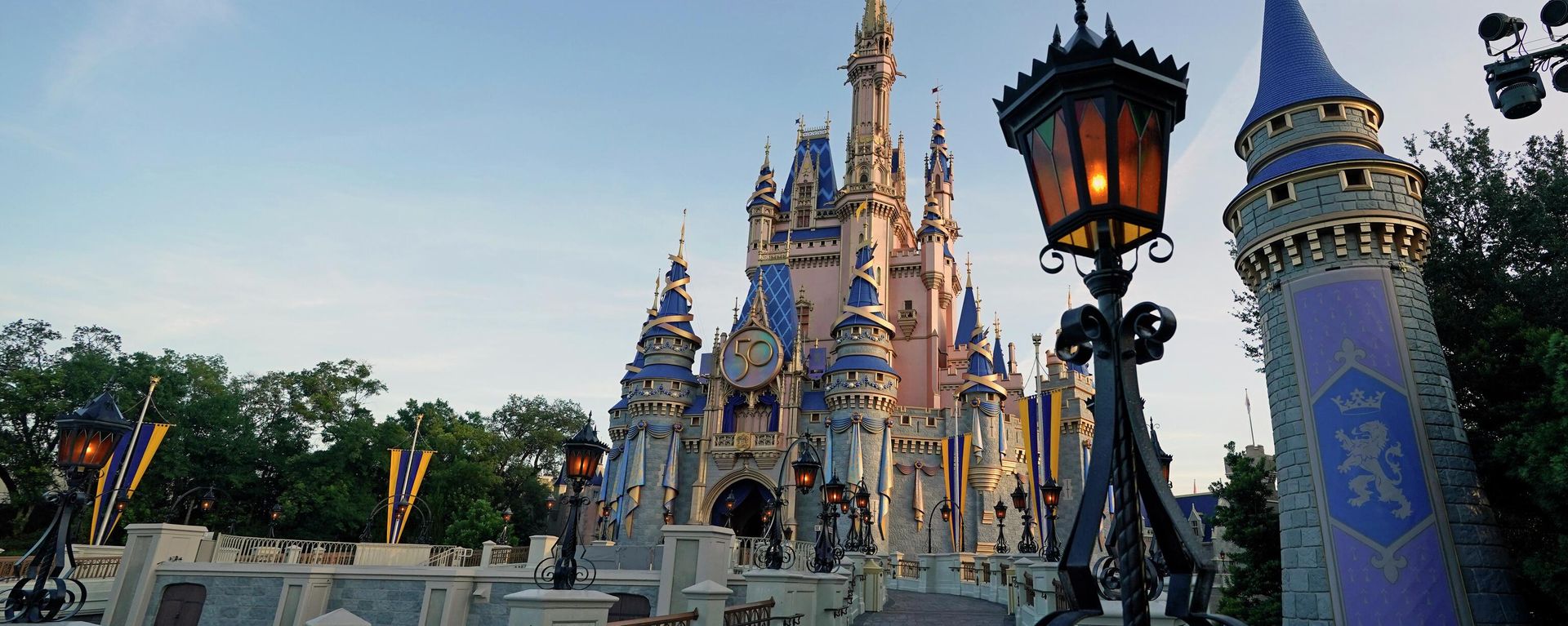 The newly painted Cinderella Castle at the Magic Kingdom at Walt Disney World is seen with the the crest to celebrate the 50th anniversary of the theme park Monday, Aug. 30, 2021, in Lake Buena Vista, Fla The newly painted Cinderella Castle at the Magic Kingdom at Walt Disney World is seen with the the crest to celebrate the 50th anniversary of the theme park Monday, Aug. 30, 2021, in Lake Buena Vista, Fla - Sputnik International, 1920, 20.04.2022
