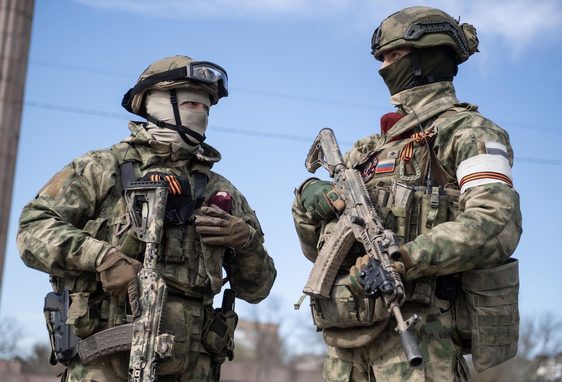 Servicemen of the Russian National Guard patrol the area next to the Alley of Fame memorial complex, as Russia's military operation in Ukraine continues, in Kherson, Ukraine. - Sputnik International, 1920, 01.06.2022