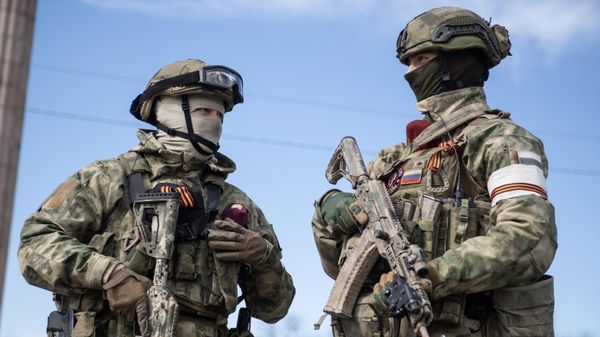 Servicemen of the Russian National Guard patrol the area next to the Alley of Fame memorial complex, as Russia's military operation in Ukraine continues, in Kherson, Ukraine. - Sputnik International