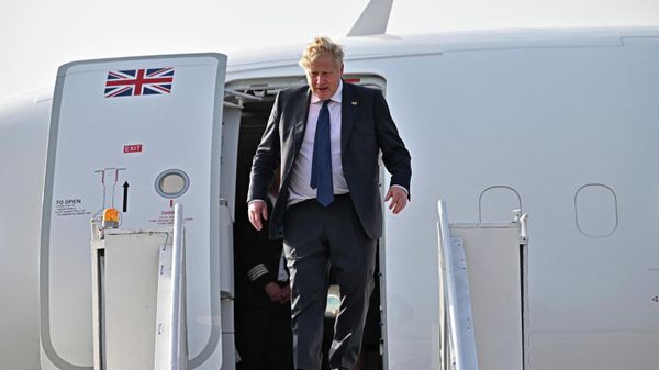 Britain's Prime Minister Boris Johnson disembarks from a plane upon his arrival at the airport in Ahmedabad on April 21, 2022 - Sputnik International
