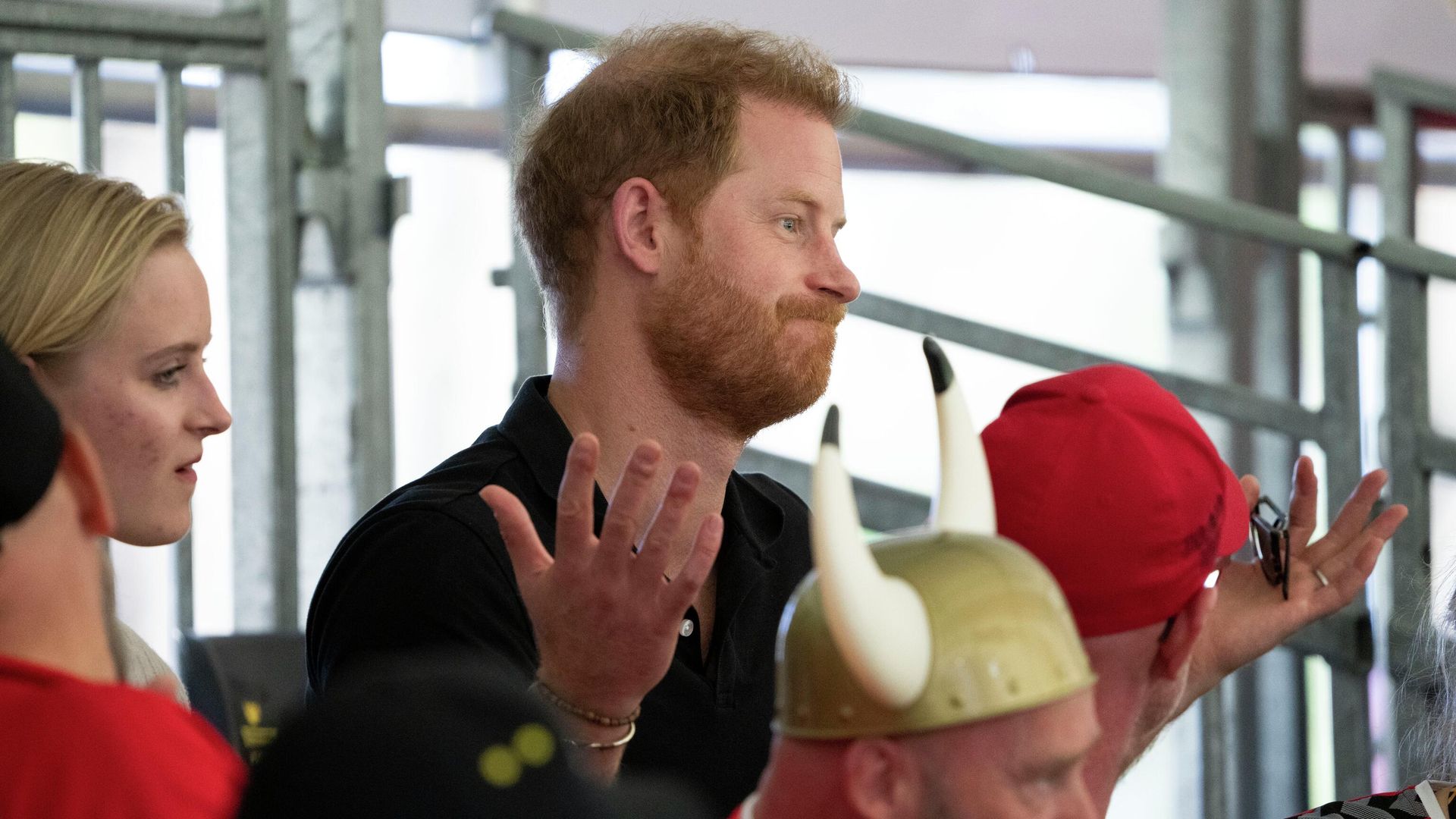 Prince Harry, Duke of Sussex, seated with Danish fans, watches the archery competition at the Invictus Games in The Hague, Netherlands, Sunday, April 17, 2022 Prince Harry, Duke of Sussex, seated with Danish fans, watches the archery competition at the Invictus Games in The Hague, Netherlands, Sunday, April 17, 2022 - Sputnik International, 1920, 21.04.2022
