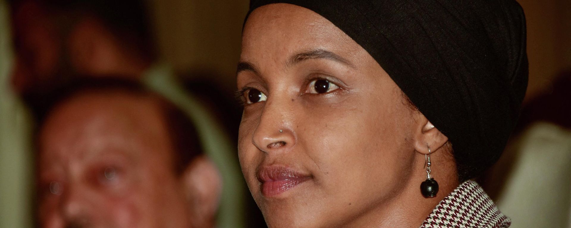 US congresswoman Ilhan Omar (R) looks on next to President of Pakistan-administered Kashmir Sultan Mehmood Chaudhry (L) during a press conference in Muzaffarabad on April 21, 2022. - Sputnik International, 1920, 21.04.2022
