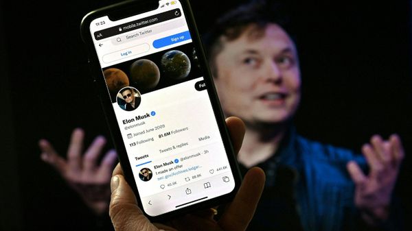 In this photo illustration, a phone screen displays the Twitter account of Elon Musk with a photo of him shown in the background, on April 14, 2022, in Washington, DC - Sputnik International