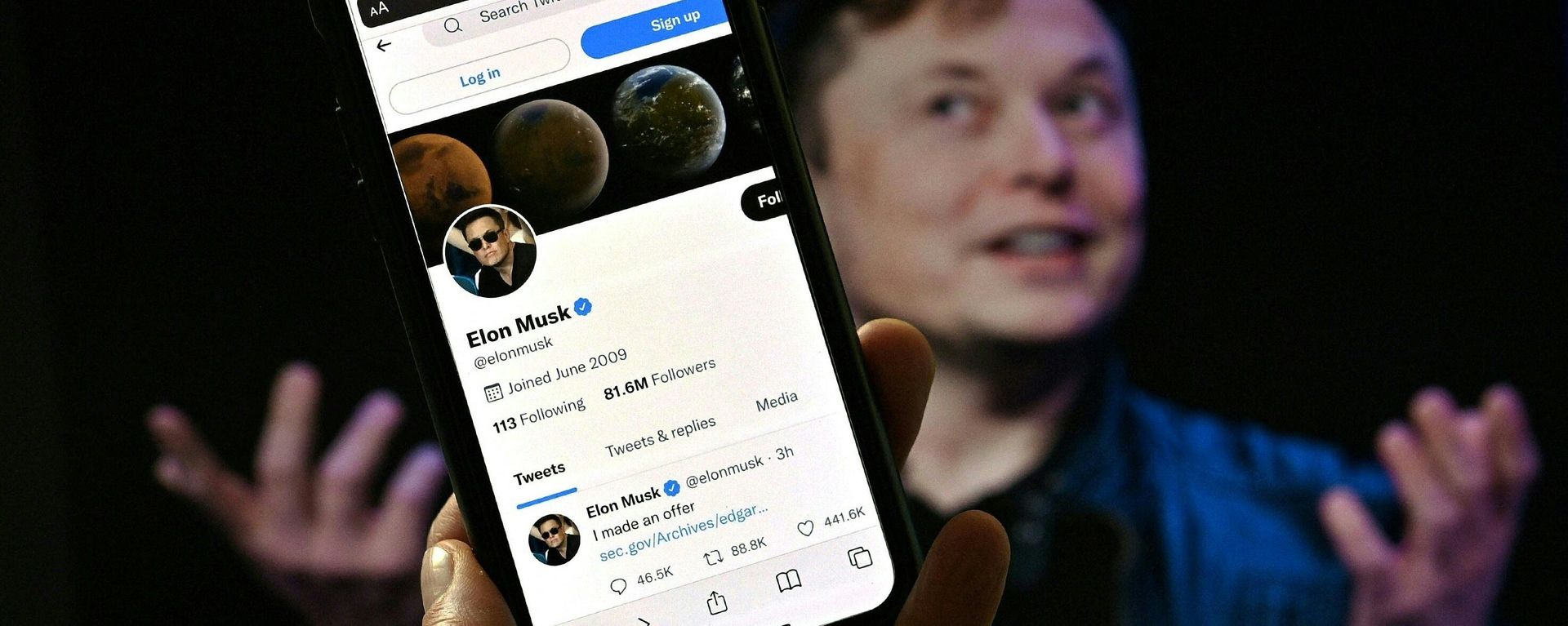 In this photo illustration, a phone screen displays the Twitter account of Elon Musk with a photo of him shown in the background, on April 14, 2022, in Washington, DC - Sputnik International, 1920, 21.04.2022