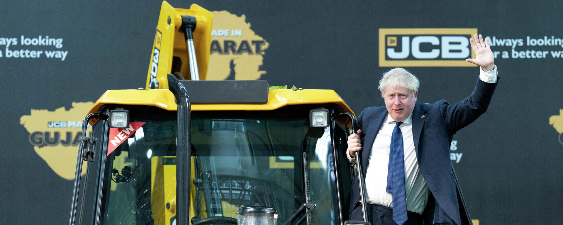 Britain's Prime Minister Boris Johnson waves from an excavator during his visit at the JCB factory in Vadodara on April 21, 2022.  - Sputnik International, 1920, 22.04.2022