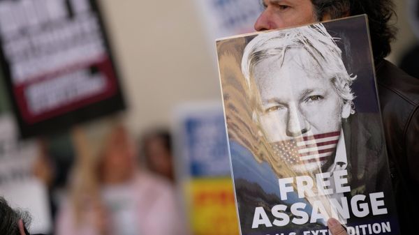 Wikileaks founder Julian Assange supporters hold placards as they gather outside Westminster Magistrates court In London, Wednesday, April 20, 2022. Wikileaks founder Julian Assange supporters hold placards as they gather outside Westminster Magistrates court In London, Wednesday, April 20, 2022. - Sputnik International