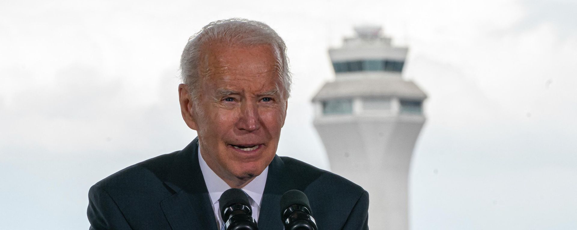 U.S. President Joe Biden delivers remarks on infrastructure at the Portland Air National Guard Base on April 21, 2022 in Portland, Oregon - Sputnik International, 1920, 18.05.2022