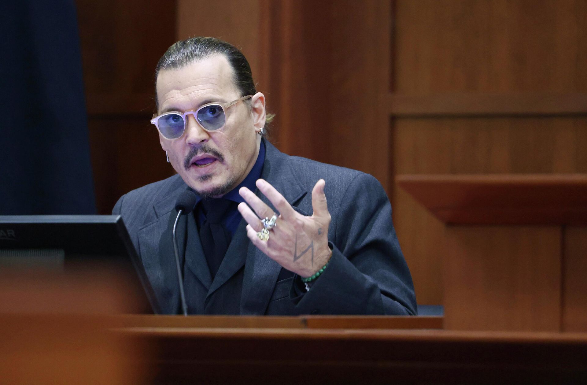 Actor Johnny Depp testifies in the courtroom at the Fairfax County Circuit Court in Fairfax, Va., Thursday, April 21, 2022 - Sputnik International, 1920, 21.05.2022