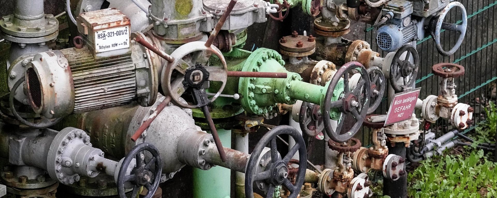 Pipeline taps are pictured near a chemical plant in Wesseling, near Cologne, Germany, Wednesday, April 6, 2022 - Sputnik International, 1920, 19.08.2022