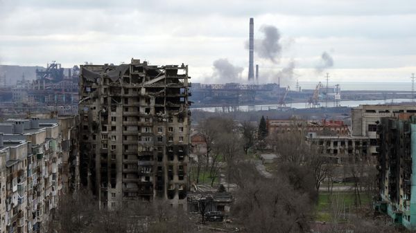Ruined buildings near the besieged Azovstal steel plant in Mariupol - Sputnik International