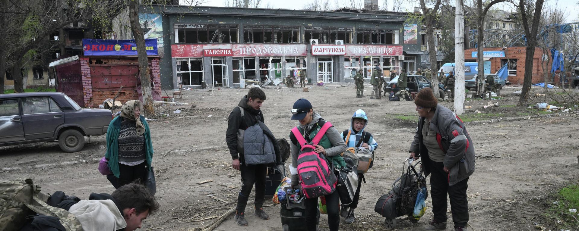 Residents carry their personal belongings as they leave Mariupol, that came under control of the Donetsk People's Republic, DPR. Residents carry their personal belongings as they leave Mariupol, that came under control of the Donetsk People's Republic, DPR. - Sputnik International, 1920, 22.04.2022