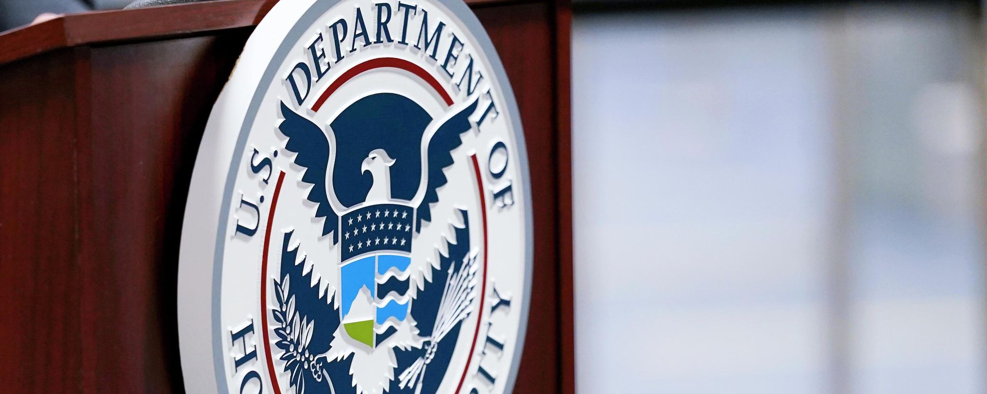 A U.S. Department of Homeland Security plaque is displayed a podium as international passengers arrive at Miami international Airport where they are screened by U.S. Customs and Border Protection, Nov. 20, 2020, in Miami - Sputnik International, 1920, 14.09.2023
