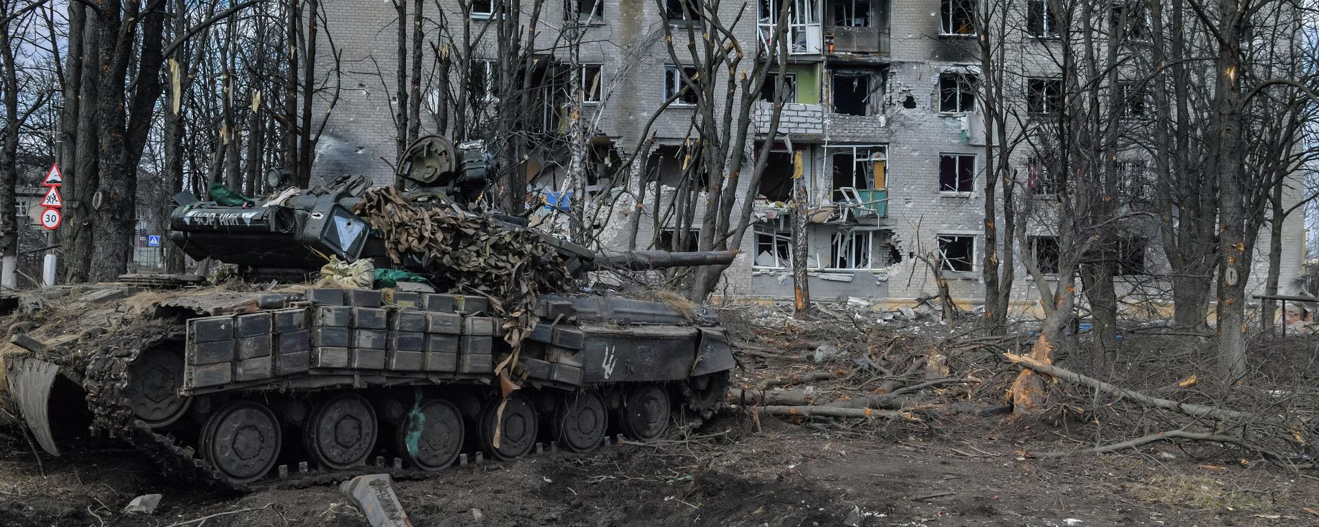A destroyed Ukrainian tank on the street in the city of Volnovakha, which came under the control of the DPR. - Sputnik International, 1920, 11.09.2023