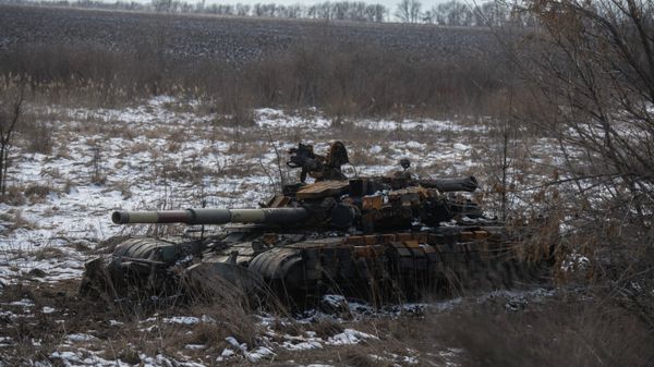 A damaged Ukrainian tank outside Severodonetsk in the Lugansk People's Republic, 6 March 2022 - Sputnik International