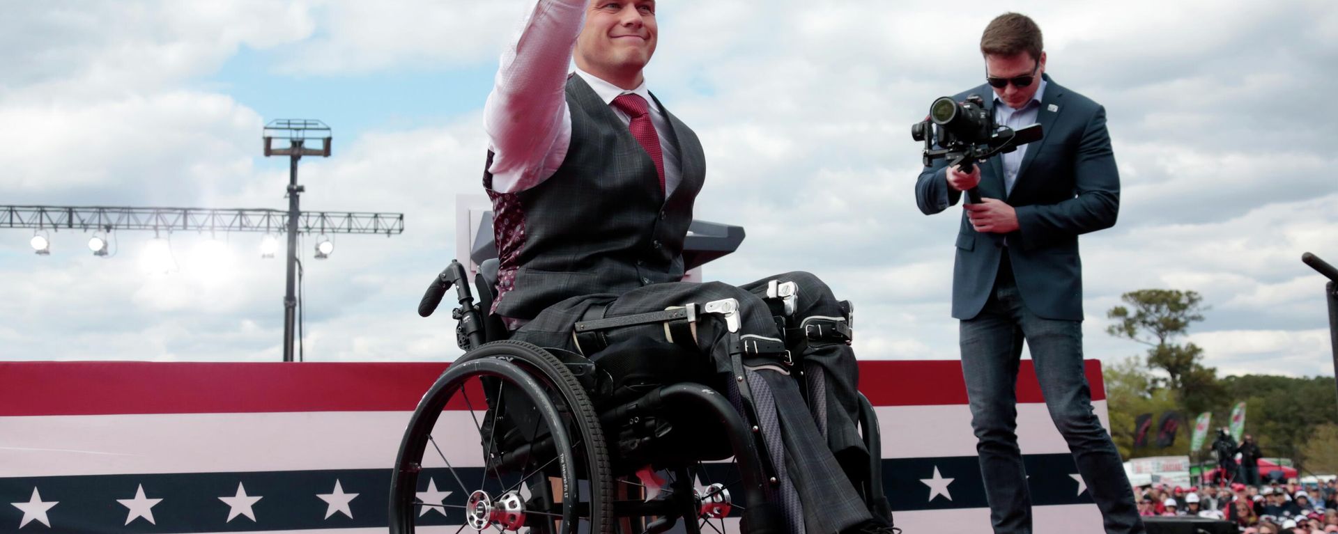 U.S. Rep. Madison Cawthorn, R-N.C., waves to the crowd after he spoke before former President Donald Trump takes the stage at a rally Saturday, April 9, 2022, in Selma, N.C. - Sputnik International, 1920, 24.05.2022