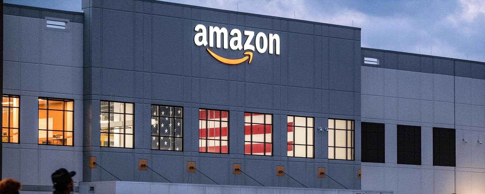 People arrive for work at the Amazon distribution center in the Staten Island borough of New York, on Oct. 25, 2021. People arrive for work at the Amazon distribution center in the Staten Island borough of New York, on Oct. 25, 2021. - Sputnik International, 1920, 15.11.2022