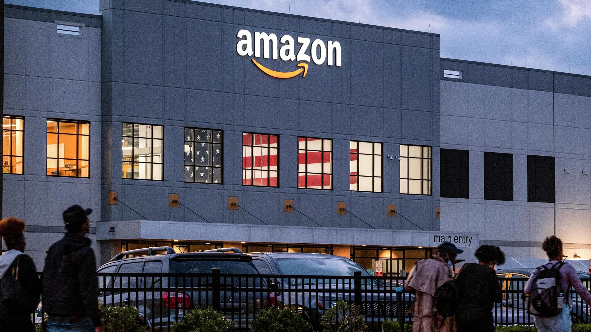 People arrive for work at the Amazon distribution center in the Staten Island borough of New York, on Oct. 25, 2021. People arrive for work at the Amazon distribution center in the Staten Island borough of New York, on Oct. 25, 2021. - Sputnik International, 1920, 16.08.2022