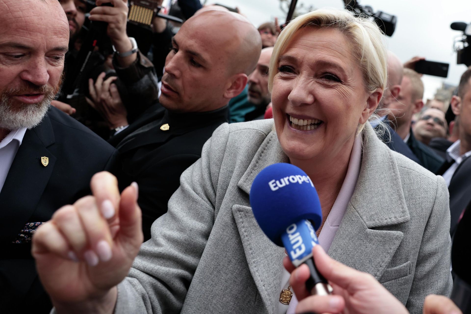 French far-right leader Marine Le Pen smiles as she arrives for a campaign stop Monday, April 18, 2022 in Saint-Pierre-en-Auge, Normandy. French President Emmanuel Macron is facing off against far-right challenger Marine Le Pen in France's April 24 presidential runoff. French far-right leader Marine Le Pen smiles as she arrives for a campaign stop Monday, April 18, 2022 in Saint-Pierre-en-Auge, Normandy. French President Emmanuel Macron is facing off against far-right challenger Marine Le Pen in France's April 24 presidential runoff. - Sputnik International, 1920, 24.04.2022