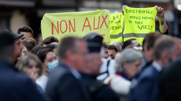 Protestors hold a yellow vest reading: we decide our own lives, before a campaign rally of Current French President and centrist presidential candidate for reelection Emmanuel Macron, in Strasbourg, eastern France, Tuesday, April 12, 2022 .  - Sputnik International