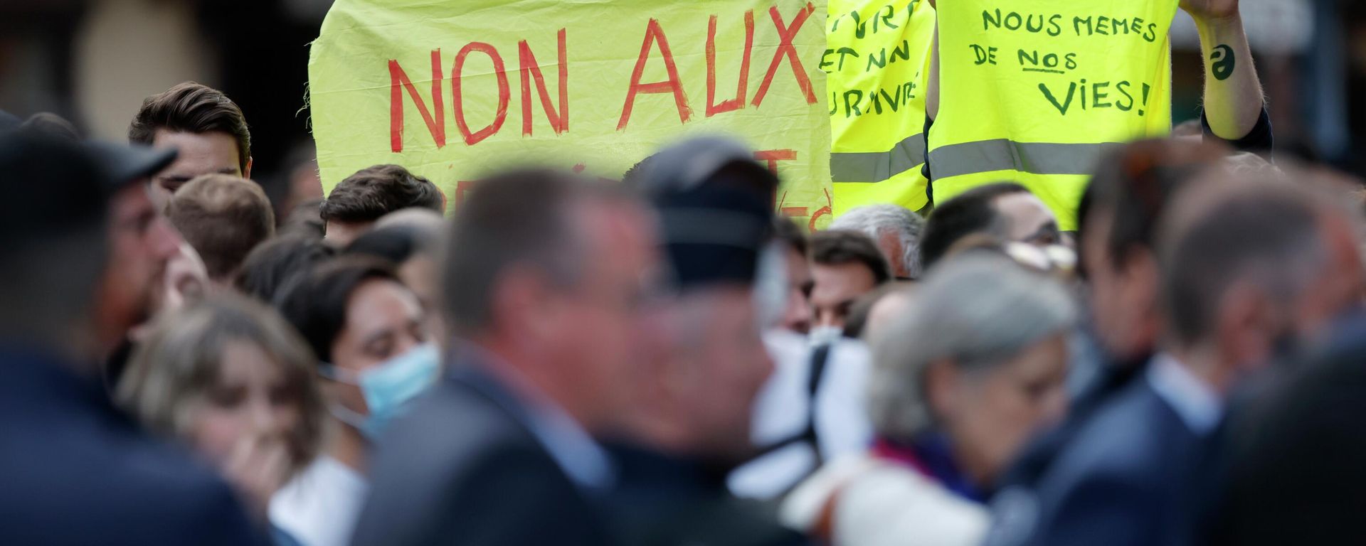 Protestors hold a yellow vest reading: we decide our own lives, before a campaign rally of Current French President and centrist presidential candidate for reelection Emmanuel Macron, in Strasbourg, eastern France, Tuesday, April 12, 2022 . Protestors hold a yellow vest reading: we decide our own lives, before a campaign rally of Current French President and centrist presidential candidate for reelection Emmanuel Macron, in Strasbourg, eastern France, Tuesday, April 12, 2022 . - Sputnik International, 1920, 24.04.2022
