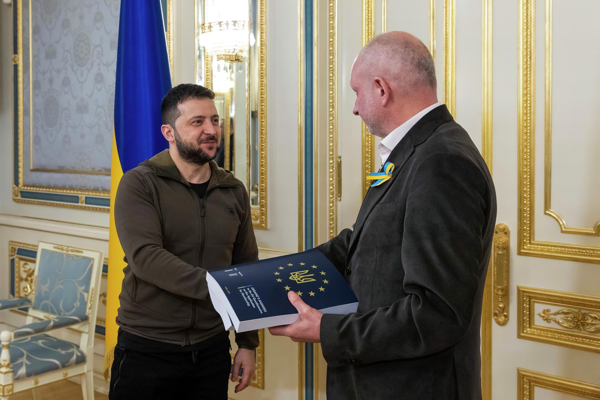 In this image provided by the Ukrainian Presidential Press Office, Ukrainian President Volodymyr Zelensky presents Matti Maasikas, head of the Delegation of the European Union to Ukraine, with the two-volume set of Ukraine's answers to the European Union questionnaire, the first step in his campaign to obtain accelerated EU membership, in Kiev, Ukraine, Monday, April 18, 2022.  - Sputnik International, 1920, 26.07.2022