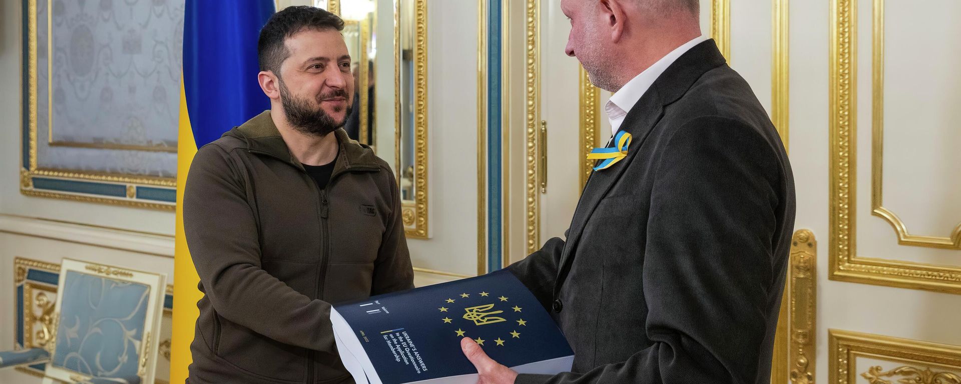 In this image provided by the Ukrainian Presidential Press Office, Ukrainian President Volodymyr Zelensky presents Matti Maasikas, head of the Delegation of the European Union to Ukraine, with the two-volume set of Ukraine's answers to the European Union questionnaire, the first step in his campaign to obtain accelerated EU membership, in Kiev, Ukraine, Monday, April 18, 2022.  - Sputnik International, 1920, 01.02.2026