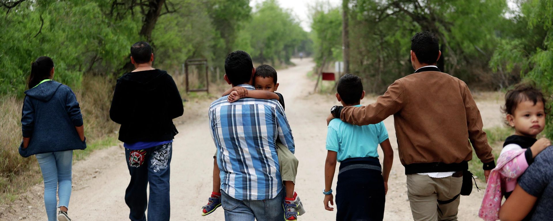 A group of migrant families walk from the Rio Grande, the river separating the U.S. and Mexico in Texas, near McAllen, Texas, March 14, 2019. A group of migrant families walk from the Rio Grande, the river separating the U.S. and Mexico in Texas, near McAllen, Texas, March 14, 2019. - Sputnik International, 1920, 20.08.2024