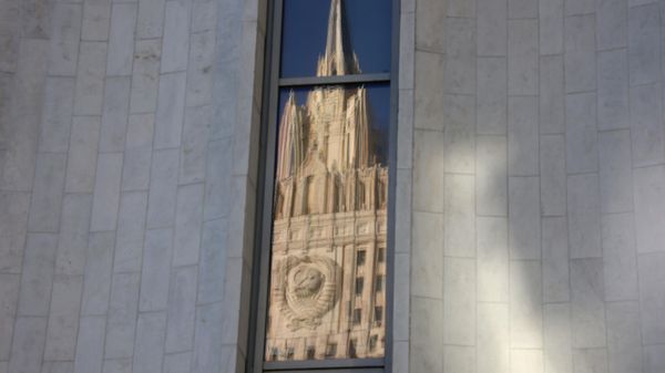 Reflection of the building of the Ministry of Foreign Affairs of the Russian Federation on Smolenskaya-Sennaya Square in Moscow. - Sputnik International