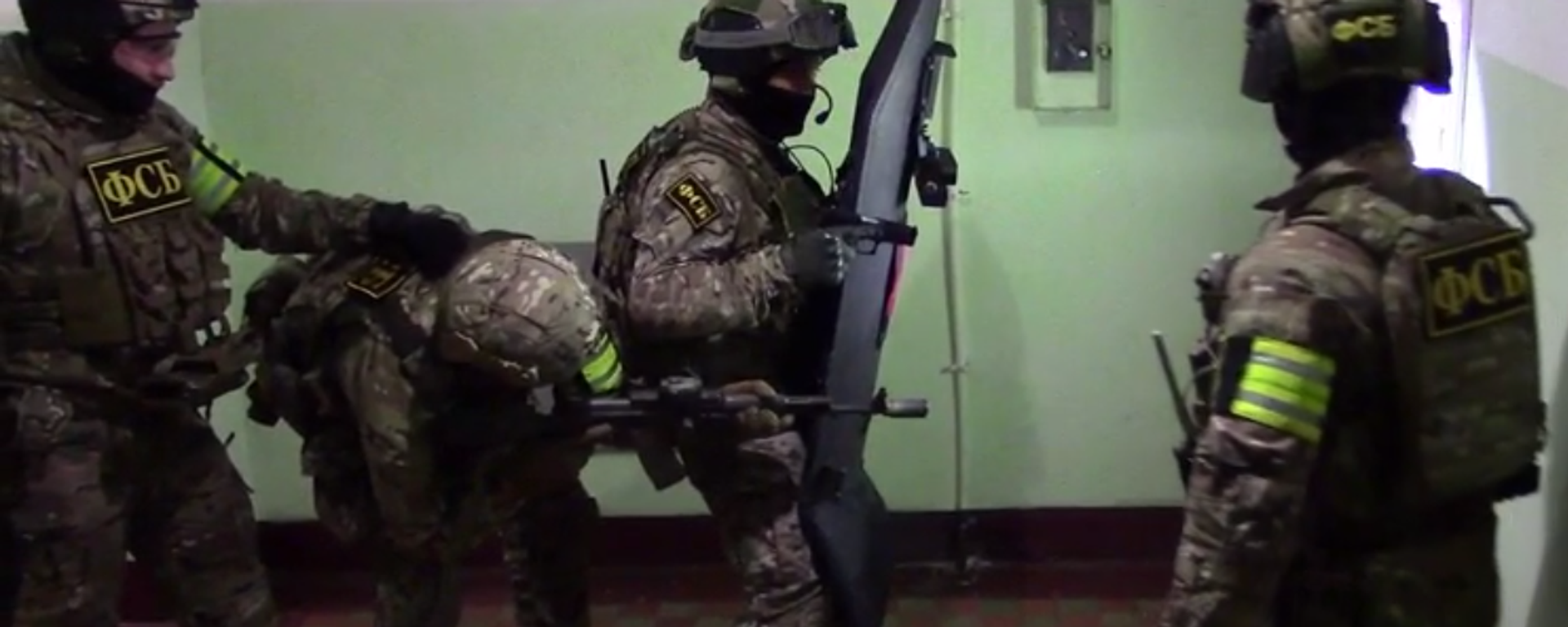 Russian FSB squad prepares to storm apartment with suspected neo-Nazi organization members plotting to kill media figures. - Sputnik International, 1920, 14.04.2025