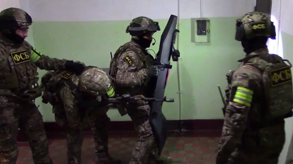 Russian FSB squad prepares to storm apartment with suspected neo-Nazi organization members plotting to kill media figures. - Sputnik International