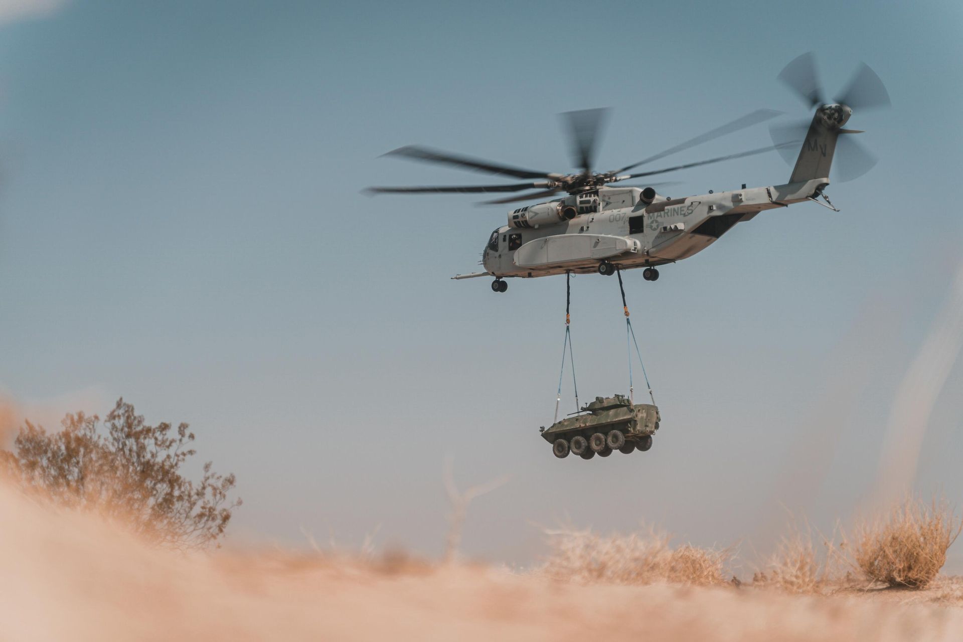 A Sikorsky CH-53K King Stallion with Marine Operational Test and Evaluation Squadron 1 conducts a lift of an external cargo load during a cargo loading and transporting exercise at Marine Corps Air Ground Combat Center, Twentynine Palms, California, Aug. 24, 2021. A Sikorsky CH-53K King Stallion with Marine Operational Test and Evaluation Squadron 1 conducts a lift of an external cargo load during a cargo loading and transporting exercise at Marine Corps Air Ground Combat Center, Twentynine Palms, California, Aug. 24, 2021. - Sputnik International, 1920, 25.04.2022