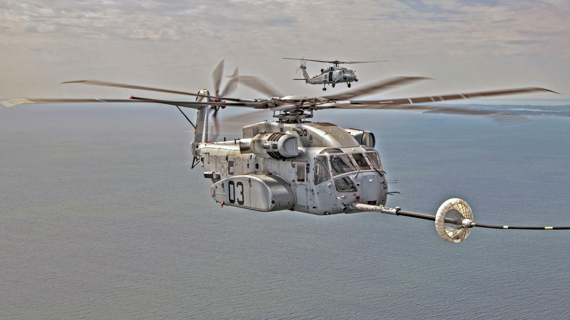 The CH-53K King Stallion successfully plugs into a funnel-shaped drogue towed behind a KC-130J during aerial refueling wake testing over the Chesapeake Bay. Photo by Erik Hildebrandt. The CH-53K King Stallion successfully plugs into a funnel-shaped drogue towed behind a KC-130J during aerial refueling wake testing over the Chesapeake Bay. Photo by Erik Hildebrandt. - Sputnik International, 1920, 25.04.2022
