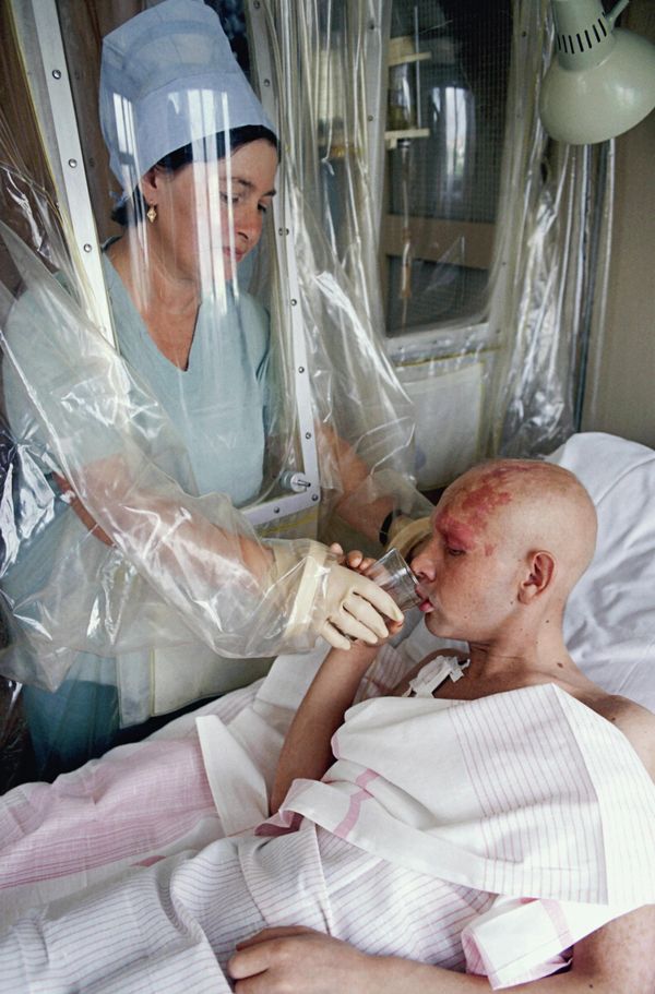 Treatment of firefighter Victor Starovoyt, who sustained radiation burns while extinguishing the blaze at the Chernobyl Nuclear Power Plant during the disaster. - Sputnik International